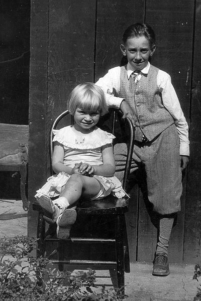 File:1926-Etta-and-Milton-R-at-back-shed.jpg