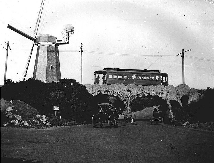 Windmill-streetcar-and-horse-drawn-carriages-at-ocean-end-of-GG-Park-c-1910.jpg