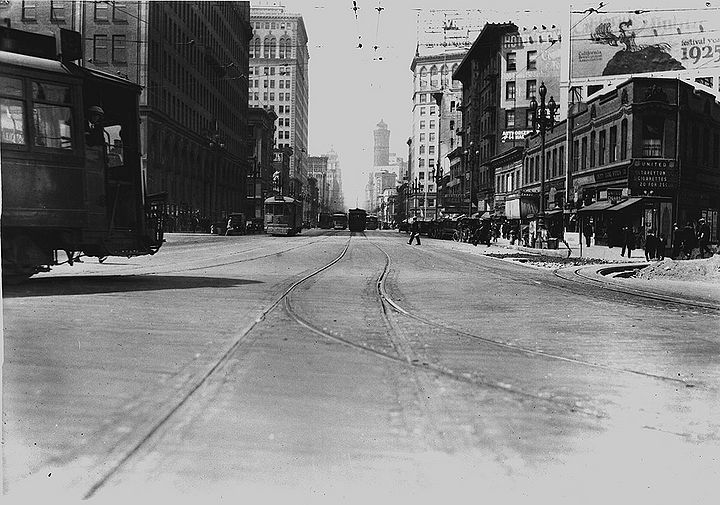 Market-Street-SW-from-Embarcadero-and-Sacramento-Aug-7-1925-SFDPW.jpg