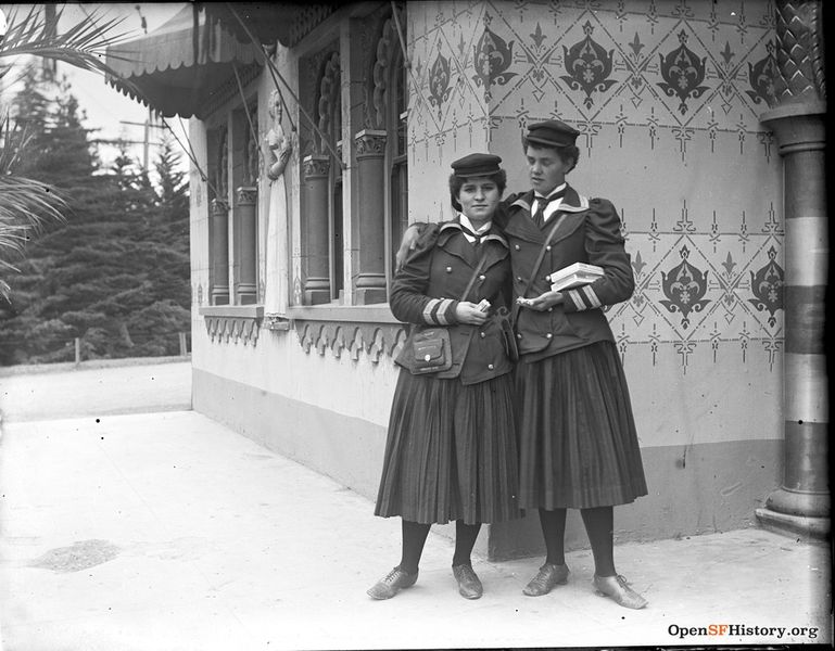 File:2 Gum Girls in front of in front of Walter Baker Cocoa Building wnp15.145.jpg
